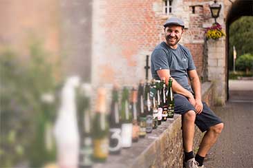 Johna op een brug met verschillende bieren